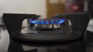 gas- kookplaat detailopname. detailopname van een brandend gas- fornuis. video