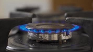 gas estufa en el cocina a hogar. gas estufa en y apagado en de cerca. video