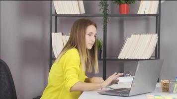 tremblement de terre. le femme qui a été à Accueil pendant le tremblement de terre. le femme qui travaux à sa bureau à Accueil expériences le tremblement de terre à Accueil et s'installe vers le bas sans encombre en dessous de le bureau. video