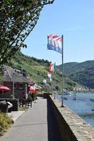 zell un der Mosela, Alemania, 2022 - camino a lo largo el mosel en zell foto