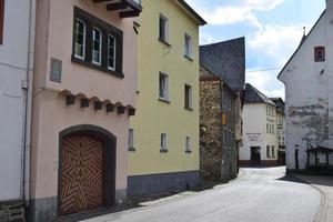 bruttig-fankel, Alemania, 2022 - principal calle con bodegas y restaurantes foto