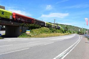 ganando, Alemania, 2020 - tren siguiente a el la carretera en mosel Valle foto