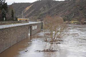 inundar a el principal la carretera cerca kobern gondorf foto