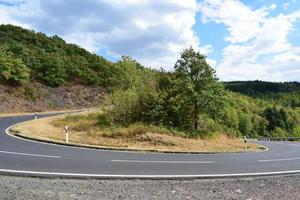 largo la carretera curva desde mosel Valle a Hunsrueck foto