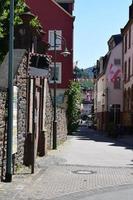 zell un der Mosela, Alemania, 2022 - estrecho antiguo pueblo calle en zell, mosel foto