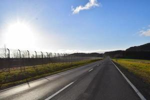 la carretera a nurburg, sólo separados por un cerca desde el carrera pista foto