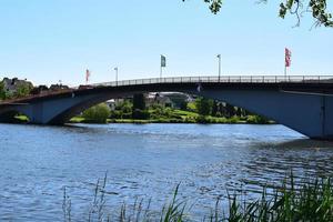 mosel puente en pueblo piesport foto