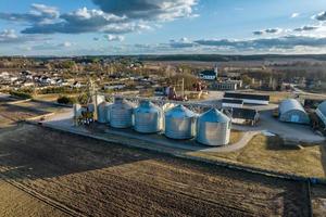 aéreo ver de agroindustrial complejo con silos y grano el secado línea foto