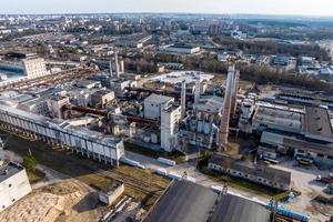 aéreo panorámico ver de tubería como de un antiguo abandonado fábrica foto