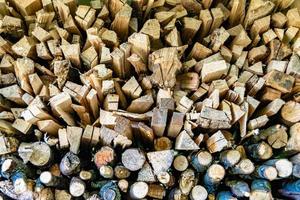 Fotografía sobre el tema de la gran pared de troncos de árboles de roble apilados en las grietas foto