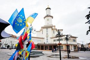 ucranio banderas en contra ivano frankivsk ciudad salón edificio. foto