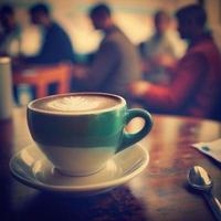 café taza en el mesa con borroso café tienda en fondo, creado con generativo ai foto