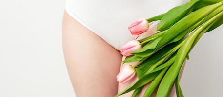 mujer bikini zona con tulipanes foto