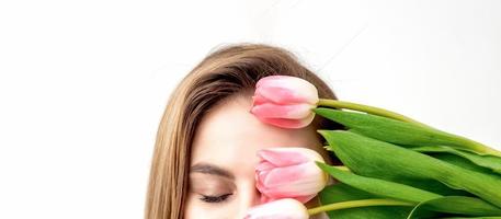 joven mujer con rosado tulipanes foto