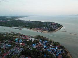 un barco espalda hogar desde mar a kuala muda foto