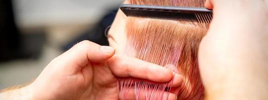 peluquero hace corto rosado peinado foto
