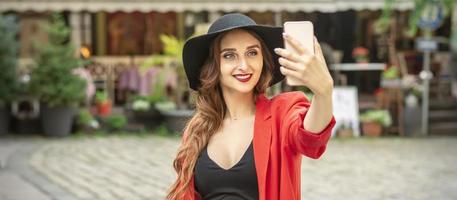 turista mujer toma un selfie foto