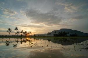 reflexión bukit Mertajam colina en agua foto