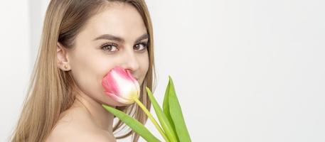 joven mujer con uno tulipán foto