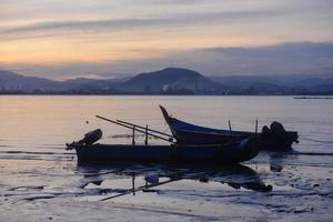 dos pescadores barcos a el mar en Mañana a línea costera de Malasia foto