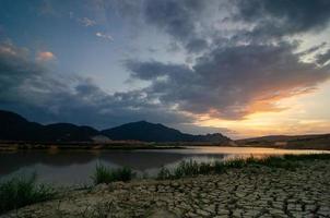 grieta tierra cerca el mengkuang represa a bukit Mertajam, Penang foto