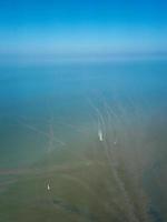 aéreo ver pescar barco Moviente rastro foto