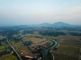 Sungai kulim cruzar arrozal campo foto