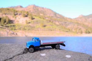 azul juguete camión foto