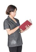 mujer joven de pelo corto sosteniendo un libro rojo foto