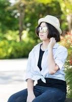 mujeres con cabello corto con sombrero en el parque foto