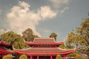 teja de tradicional chino templos cuando día hora de chino nuevo año. el foto es adecuado a utilizar para chino nuevo año, lunar nuevo año antecedentes y contenido medios de comunicación.