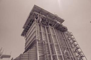 combinar ciclo proyecto poder planta cuando día hora con cielo y nublado vibras. el foto es adecuado a utilizar para industria antecedentes fotografía, poder planta póster y electricidad contenido medios de comunicación.