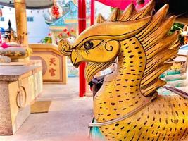 continuar estatua, continuar símbolo, continuar chino, es un hermosa tailandés y chino arquitectura de santuario, templo. un símbolo de bueno suerte y prosperidad durante el chino nuevo año celebraciones foto