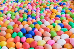 los coloridos huevos de pascua foto