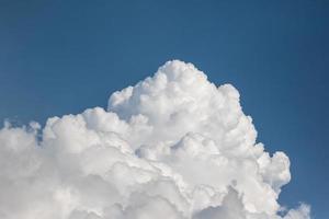 nube blanca en el cielo azul foto