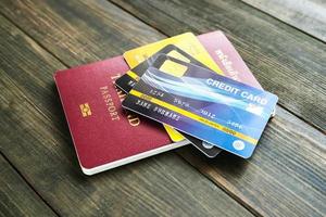 pasaporte y crédito tarjeta en el mesa foto