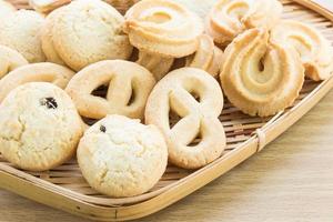 galletas en cuenco de bambú foto