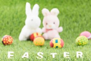 juguetes de conejito y huevos de pascua con texto foto