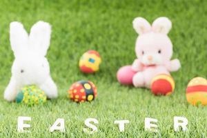 juguetes de conejito y huevos de pascua con texto foto