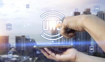 ultra banda ancha uwb es un corto alcance radio comunicación tecnología en anchos de banda de 500MHz o mayor y a muy alto frecuencias en general, eso trabajos similar a Bluetooth y Wifi. foto