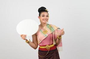 joven hermosa mujer en tailandés lanna disfraz con blanco habla burbuja firmar foto