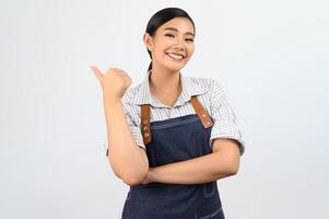 retrato, mujer joven asiática, en, camarera, uniforme, con, pulgar up, postura foto