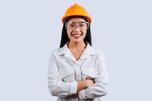 joven hembra ingeniero vistiendo amarillo casco estar con encantador sonrisa postura foto