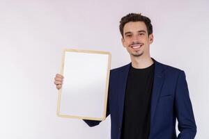 retrato de un hombre de negocios feliz que muestra un cartel en blanco sobre un fondo blanco aislado foto