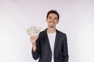 retrato de un hombre alegre con billetes de dólar sobre fondo blanco foto