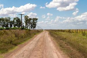 concepto de distancia con camino de campo en la llanura foto