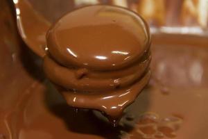 preparación de alfajores de dulce Delaware leche bañado en chocolate foto