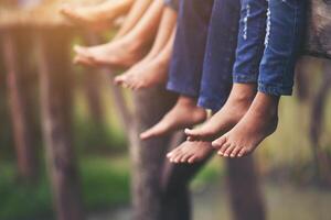 pies de niños sentado relajado en el parque foto