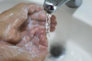 mujer manos Lavado con jabón y agua foto