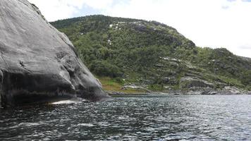 paisaje montañoso y fiordo, noruega foto